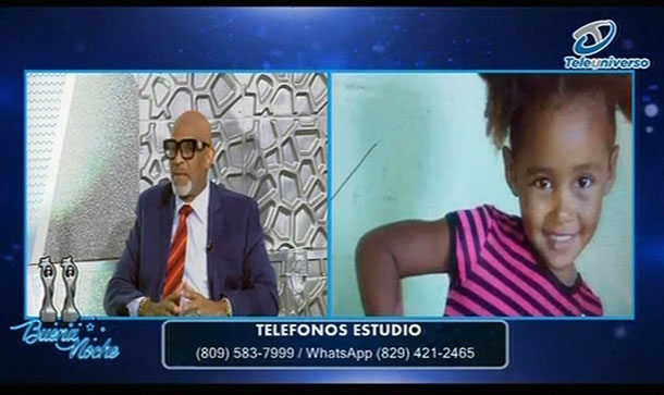 La Niña Se Desaparece Y La Madre Bebiendo Debajo De Una Mata