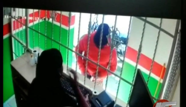 Con Mucha Calma Individuo Atraca Banca En Salcedo