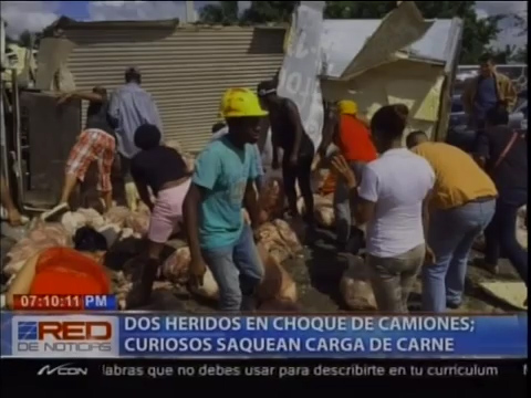 Dos Heridos En Choque De Camiones; Curiosos Saquean Carne #Vidoe