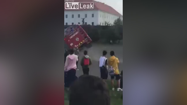 Camión De Bomberos Se Accidenta Cuando Llega A Un Incendio