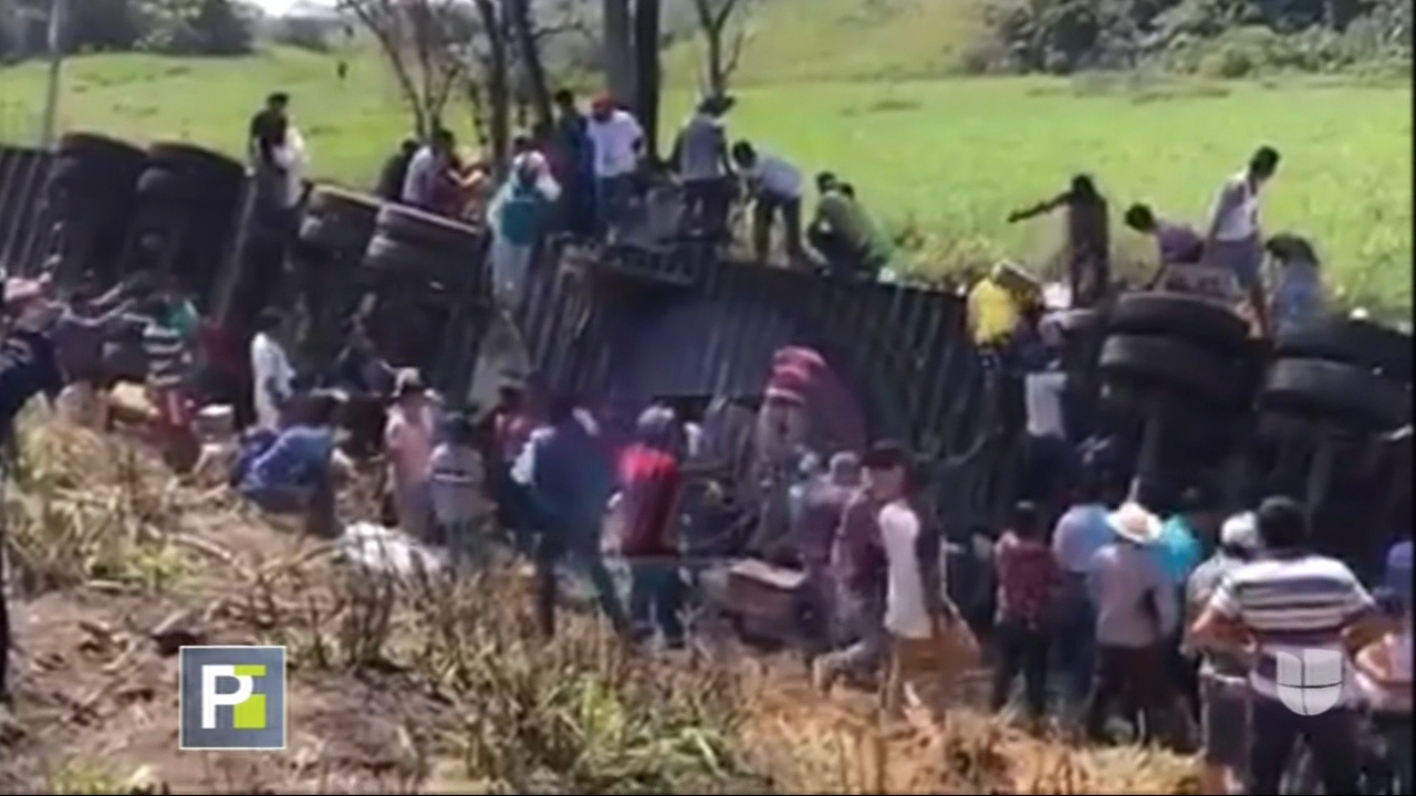 Un Camión De Carga Se Voltea En México Y En Cuestión De Segundos Cientos De Residentes Arrasaron Con La Carga