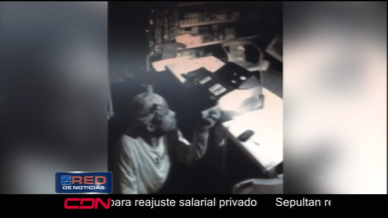 Captado En Cámara Un Hombre Robando En Un Colmado En SFM