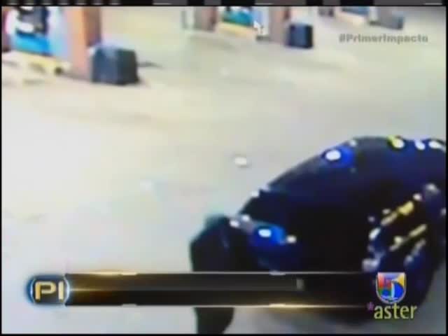 Captado En Video Ladrón Le Roba Auto A Un Hombre Una Gasolinera #Video