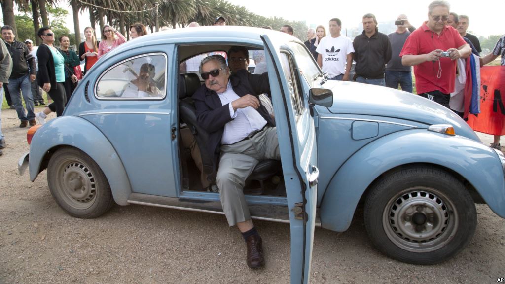 Le Regalarán Un Auto Del Año A Mujica #Video