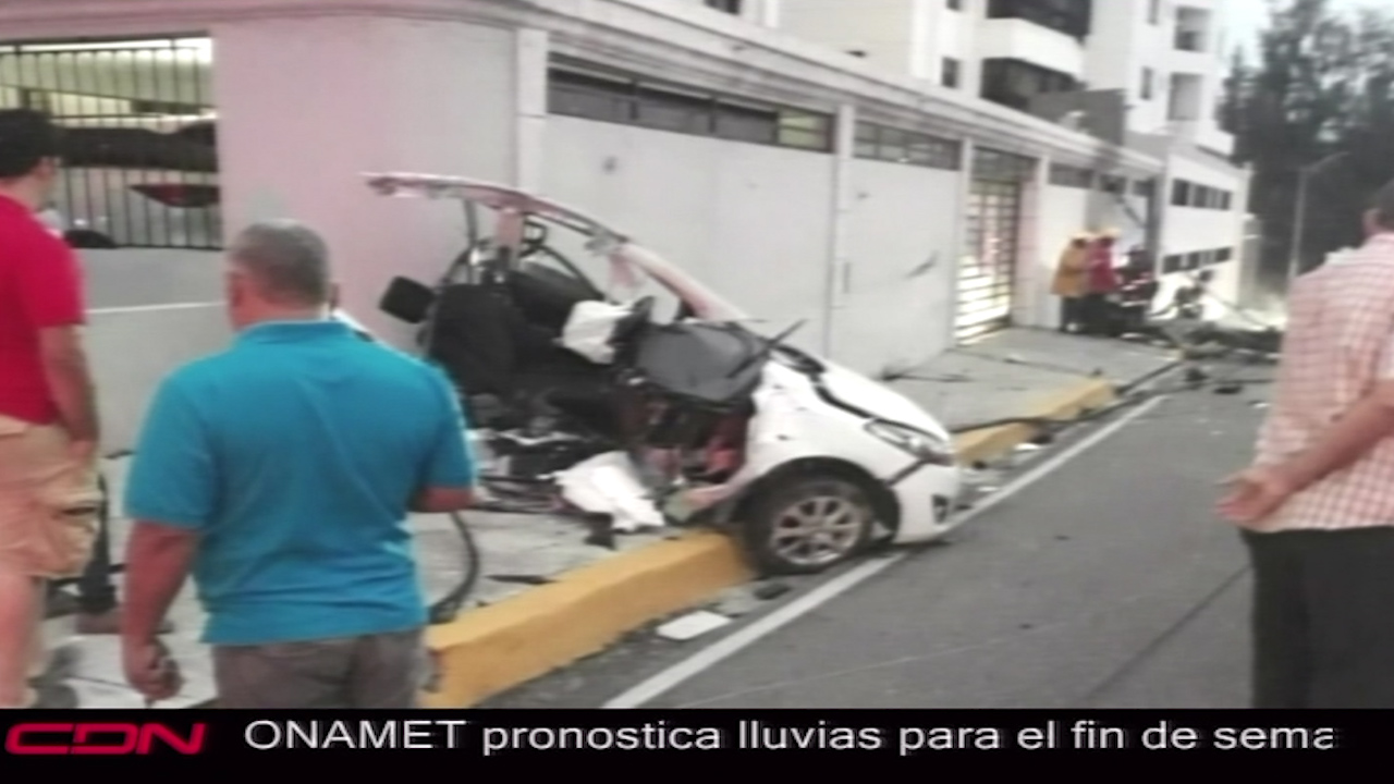 “Partido A La Mitad” Así Quedó El Vehículo De Un Venezolano Al Impactarse Contra Un Poste De Luz