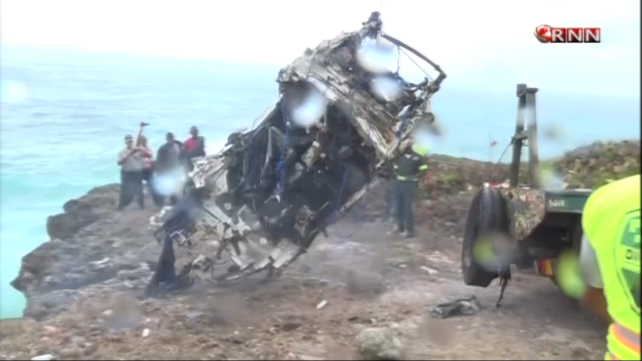 Una Brigada De Buzos Lograron Sacar Del Mar Caribe El Vehículo En Que Según Las Autoridades Se Accidentaron Los Turistas Norteamericanos