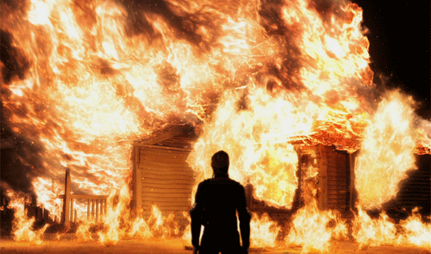 Hombre Celoso Le Pega Fuego A La Casa De Su Mujer  Mientras Ella Estaba Con Su Esposo