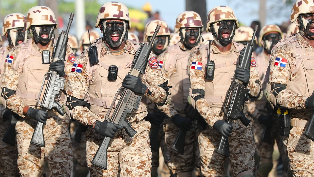 CESFRONT: Militares En La Frontera Incautan Mas De 2000 Litros De Cleren