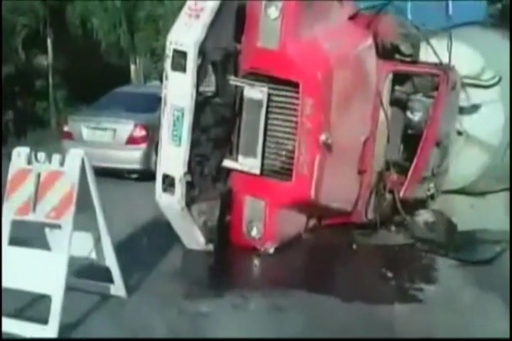 Aparatoso Accidente Con Camión Cargado De Cemento #Video