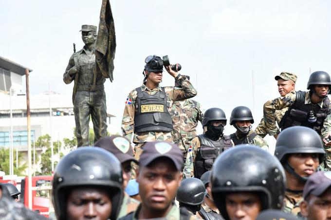 Agentes Del Ejercito Nacional Intervino Minibús Que Transportaba Haitianos Ilegales