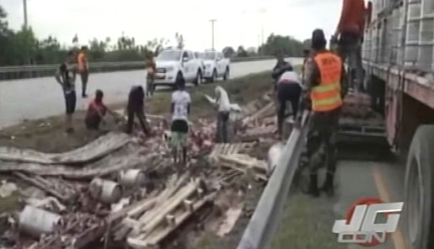 En La Madrugada De Hoy Se Volcó Una Patana Cargada De Cerveza En La Autovía De SPM, La Romana