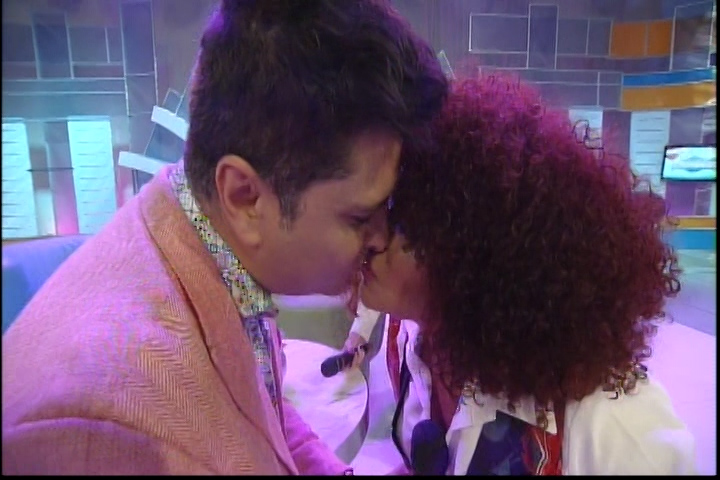 Cheddy Garcia Y Leonardo Villalobos Se Dan Tremendo Beso En Sabado Extraordinario