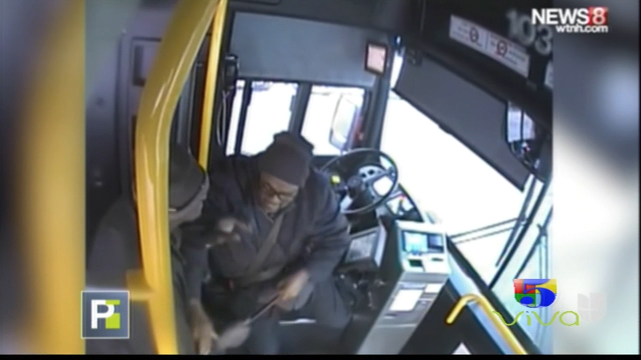 Sale A La Luz Las Imágenes De Una Agresión A Un Chofer De Autobús Por Parte De Un Pasajero Que Le Costo El Empleo Del Chofer