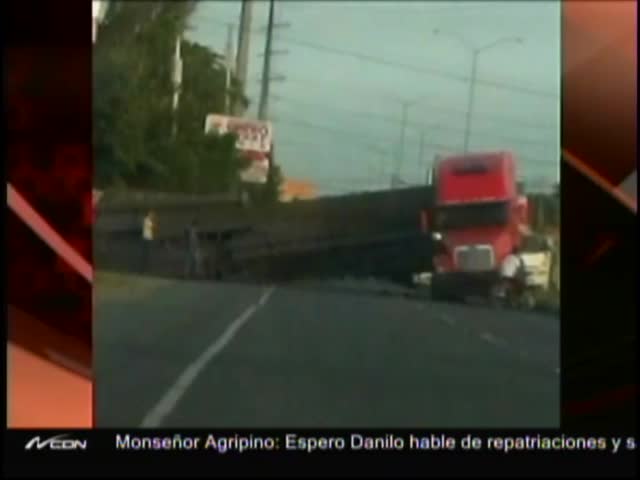 Chofer De Camión Pierde El Control Y Queda Varado En La Autopista Duarte #Video