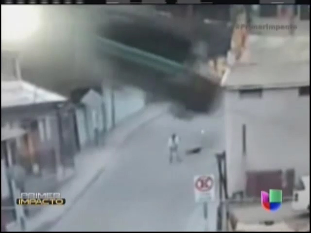 Chofer Sale Disparado Por El Aire Y Choca Con Una Casa #Video