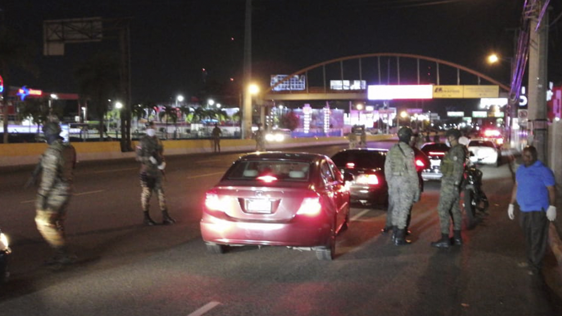 Ciudadanos Comienzan A Salir A Las Calles En Tiempo De Cuarentena