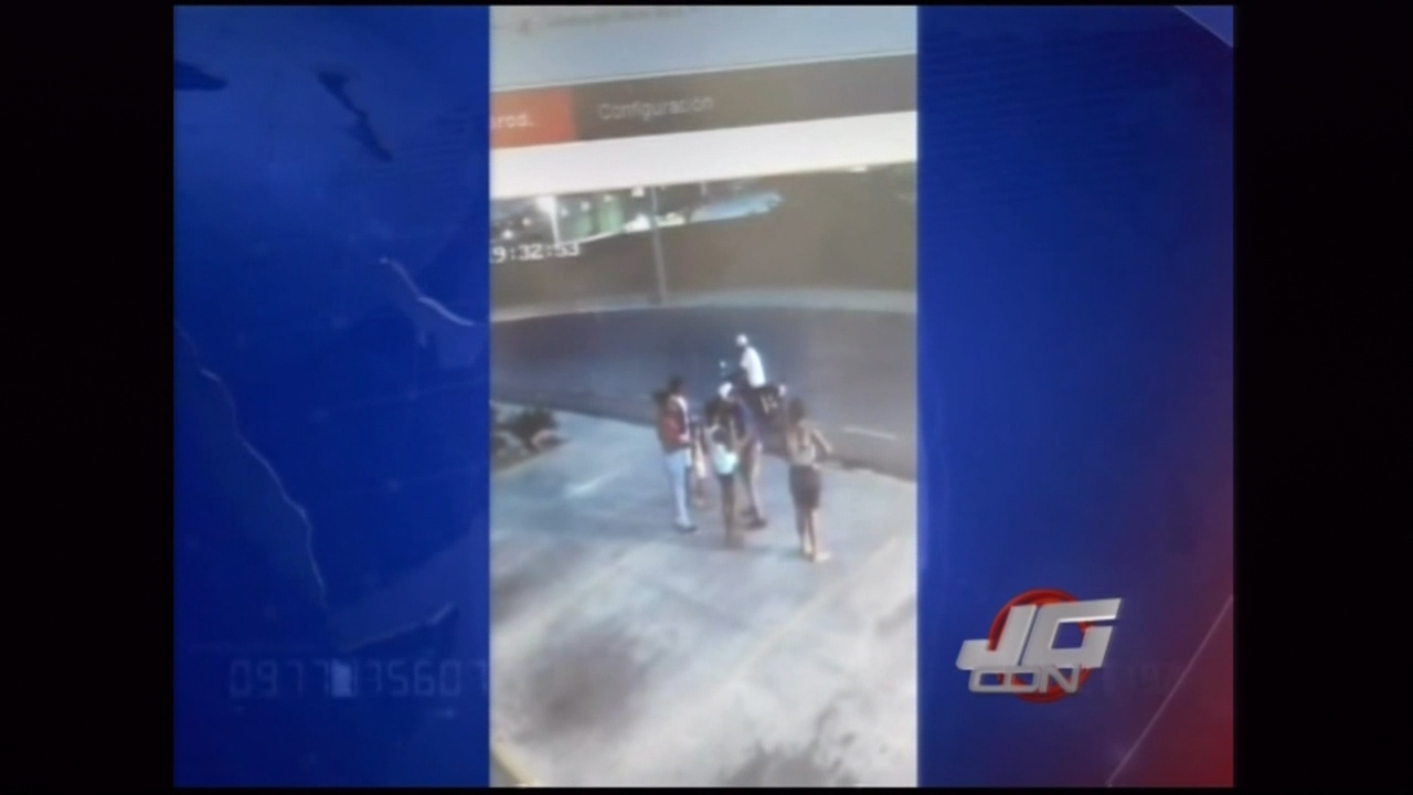 Captado En Cámara Como Desconocidos Asaltaron A 4 Mujeres Y 1 Una Niña Detrás De Una Plaza Comercial En Santiago