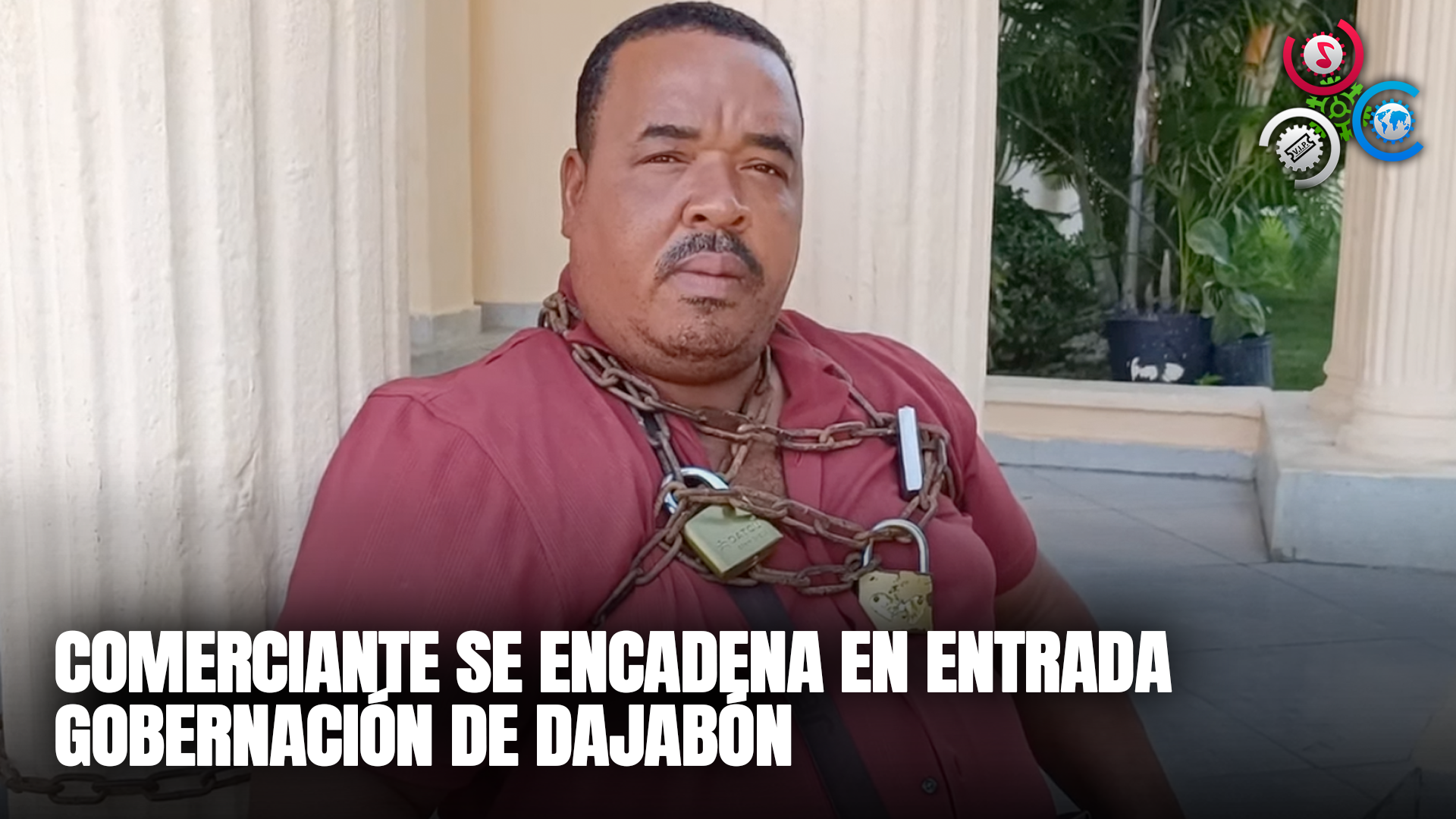 Comerciante Se Encadena En Entrada Gobernación De Dajabón ¡¡ Exige Le Devuelvan Vehículo Y Mercancías!!