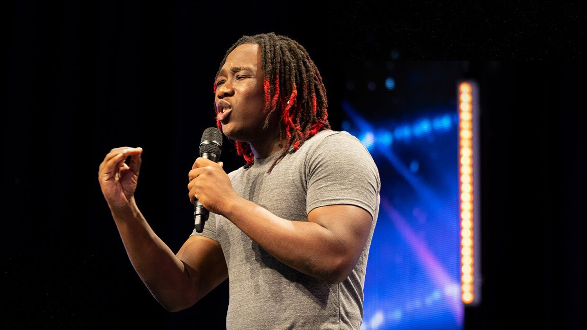 Miguel De La Cruz El Humorista Que Cuenta Su Historia A Través De La Comedia