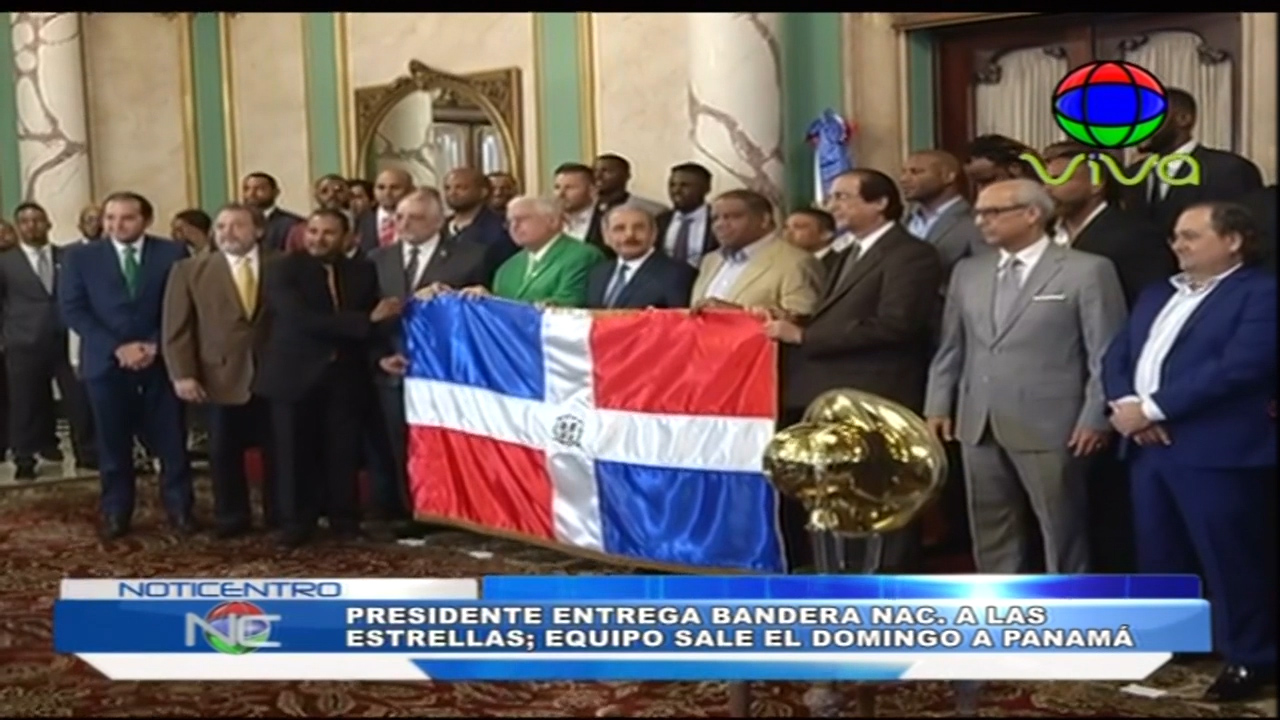 El Presidente Medina Hace Entrega Formal De La Bandera Nacional Al Equipo De Las Estrellas Orientales