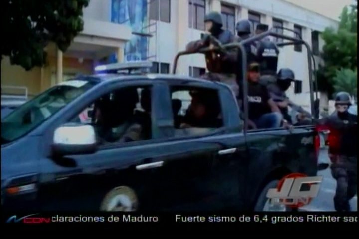 Enfrentamiento Entre Bandas Y Agentes Policiales Paralizan Salcedo