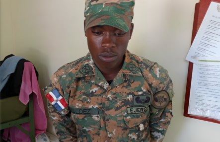 Haitiano SE HACE PASAR POR MILITAR  Y BURLA Chequeos Militares