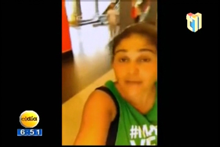 Huchi Lora Y La Periodista Que No Quisieron Dejarla Pasar Por El Metro Por Tener Un T-shirt Verde