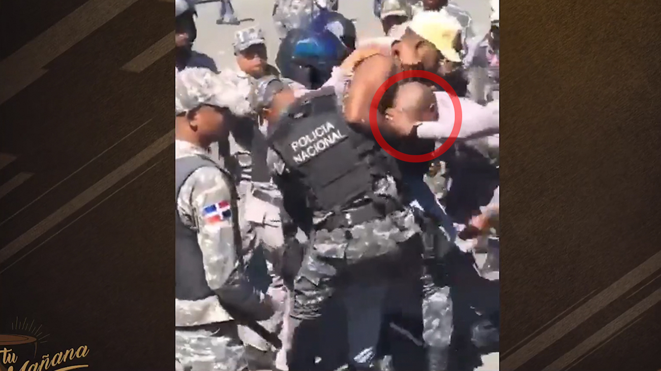 Hombre Se La Pone En CHINA! A La Policía En La Plaza De La Bandera