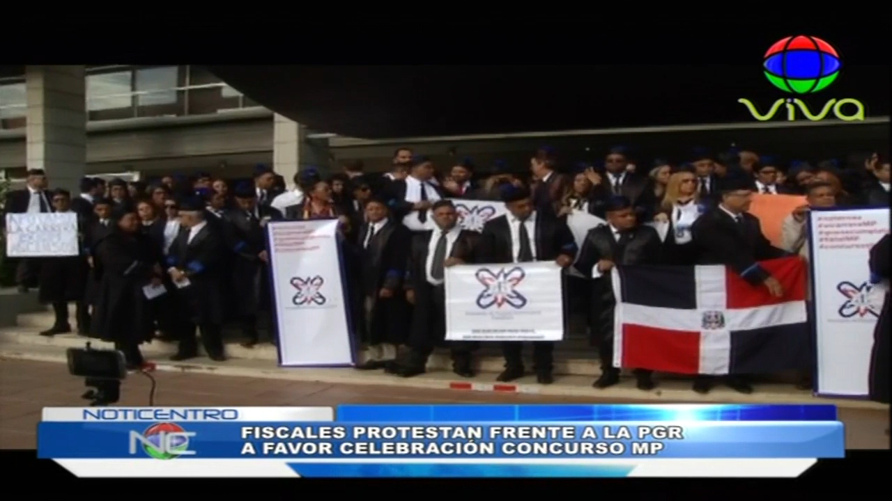 Fiscales Se Manifiestan Frente A La PGR A Favor De Concurso MP