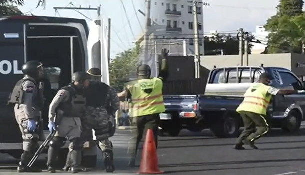 La Foto-crónica: Entre Motín En La Victoria, Entrega Del Hopsital De Luis Y Toque De Queda