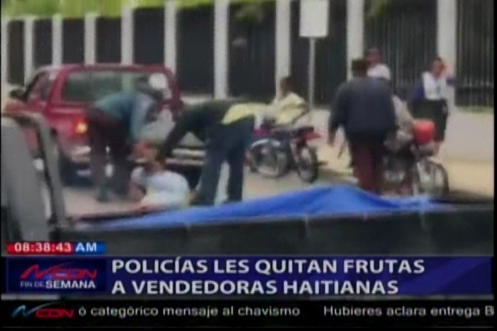 Dos Supuestos Policías Le Quitan De Manera Brusca Frutas A Vendedoras Haitianas Frente A Hospital En Higuey