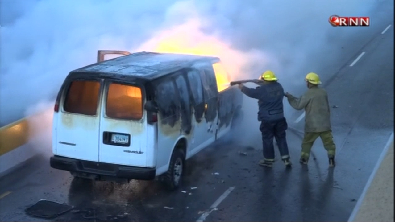 Tremendo Taponamiento Causó Una Furgoneta Al Incendiarse En La Salida Del Tunel De La 27 De Febrero En Santo Domingo