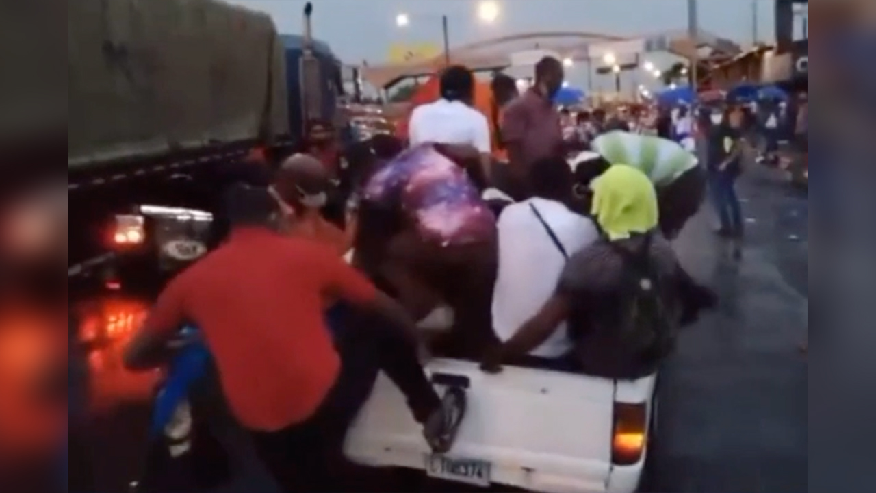 Guagua Hasta El “tope” Y Como “locos” Por El Toque De Queda