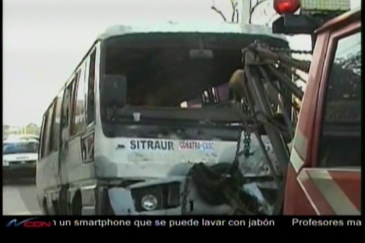 En La Romana Un Autobús Fue Impactado Por Una Jeepeta, Ambos Conductores Heridos