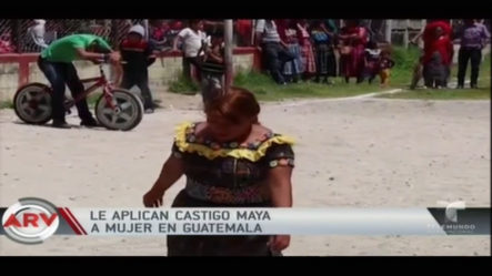 Aplican Castigo Maya A Una Mujer En Guatemala Por Ser Sorprendida Robando Tela