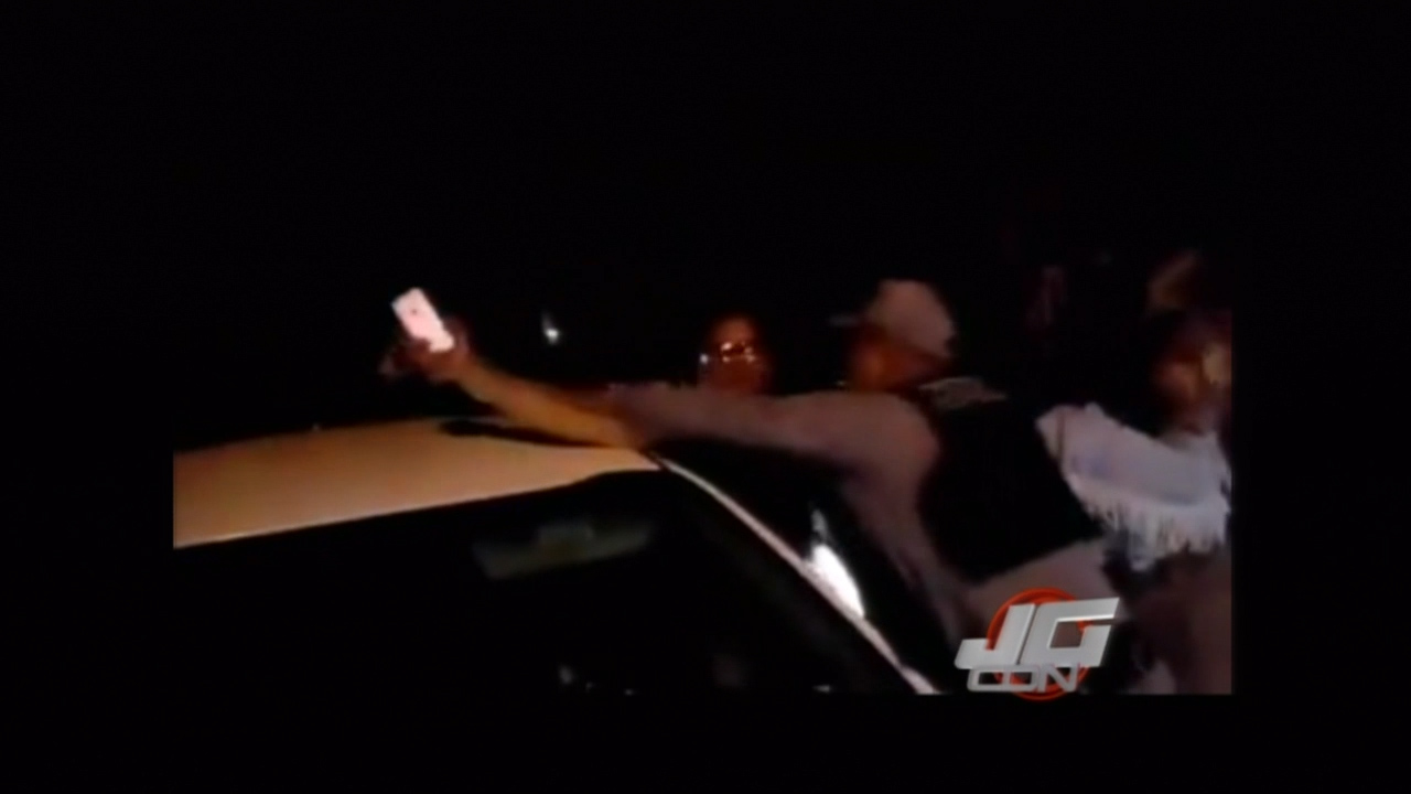 ¡FUEGO! Tremendo Lío Entre Mujeres Y Agentes Policiales En El Ejido De Santiago Cuando Apresaban Al Esposo De Una De Estas