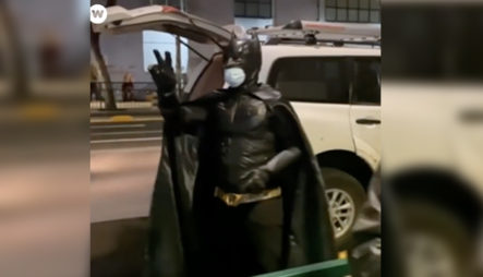 Un Héroe Para Los Más Necesitados, disfrazado De Batman Reparte Comida