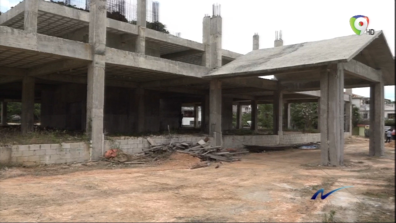 Nuria Piera: Hospital De La Terrenas, Un Terreno No Apto Y Un Pueblo En Espera