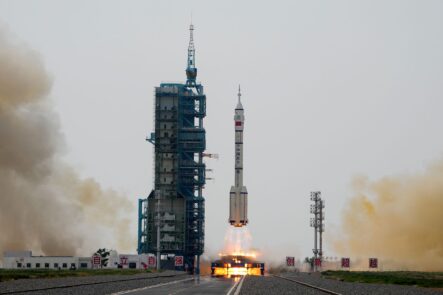 La Nave Tripulada Shenzhou-16 Se Acopla Con éxito A La Estación Espacial China Tiangong