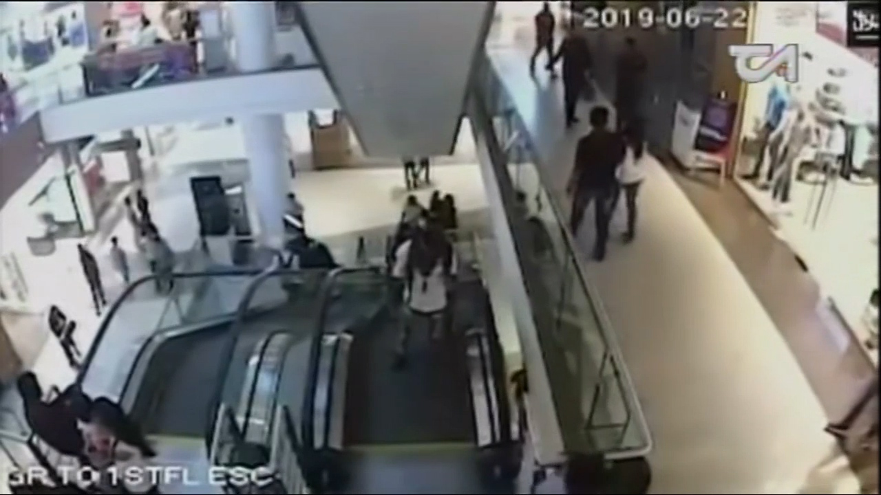 Joven Cae Al Vacío Tras Intentar Subir A La Escalera Eléctrica Para Realizar Un Truco