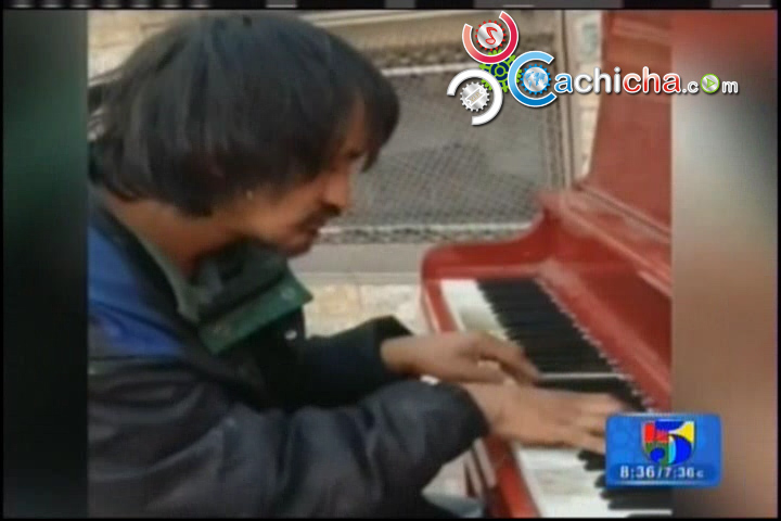 Indigente Toca Talentosamente El Piano