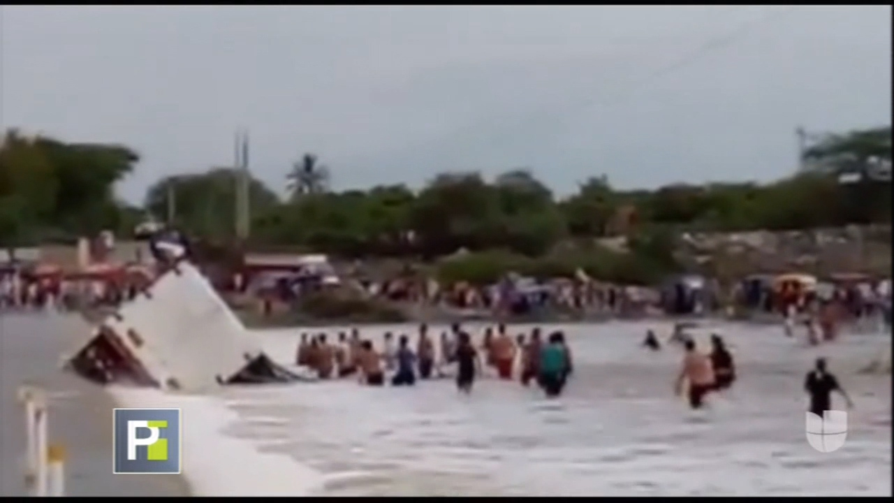 Vivos De Milagros Chofer Y Pasajeros De Un Camión Arrastrado Por Un Río Desbordado En Perú