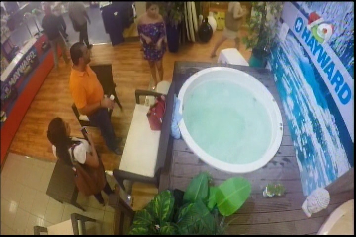 Cámara Oculta De Me Gusta De Noche: La Compra Del Jacuzzy
