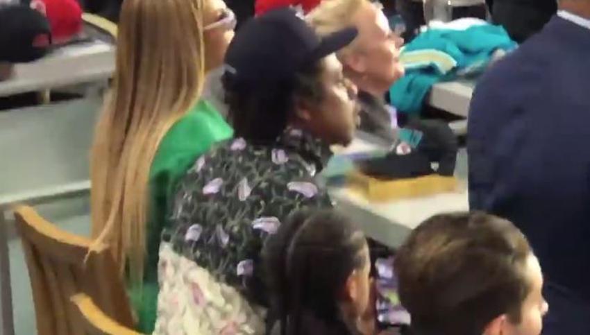 Jay Z Y Beyonce Se Quedan Sentados Durante El Himno Nacional En El Super Bowl