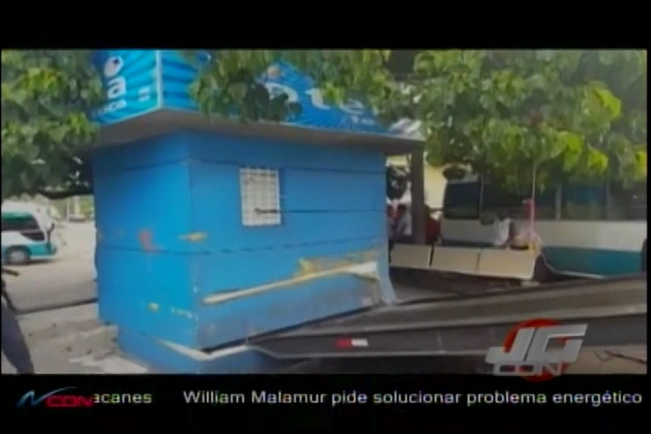 Autoridades Municipales Derribaron Una Caseta Con Un Camión En Santiago