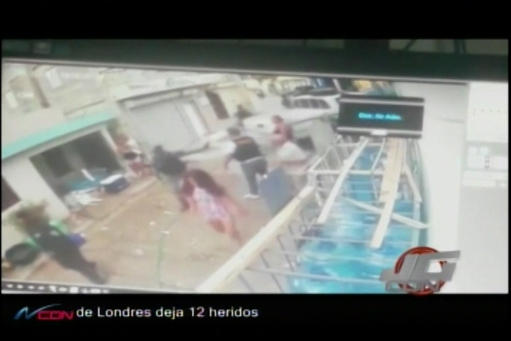 Captados En Videos Policías Rompiendo Piscinas Y Golpeando Gente Durante La Semana Santa