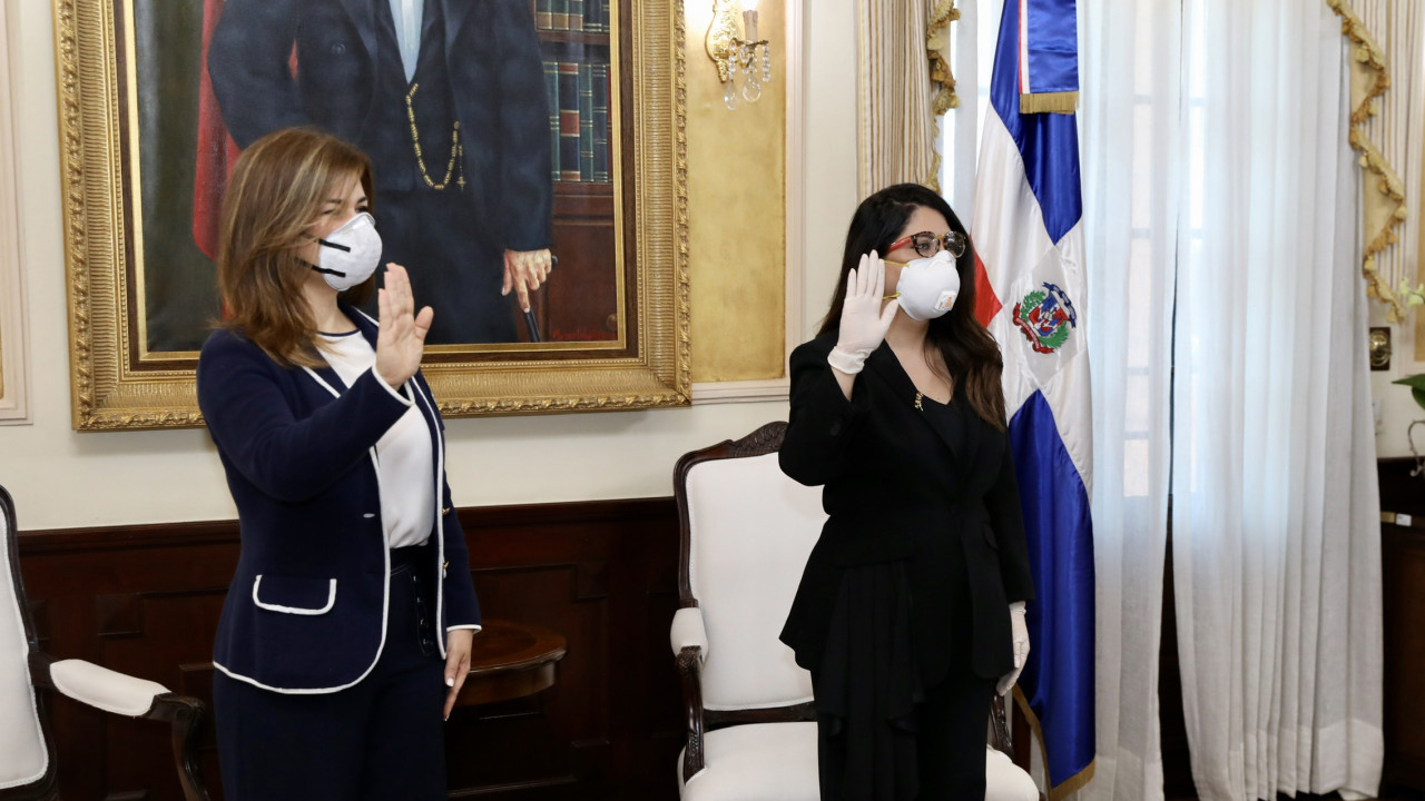 Danilo Juramenta A Kenia Lora Como Directora De Inaipi Y A Greybby Cuello En Conani