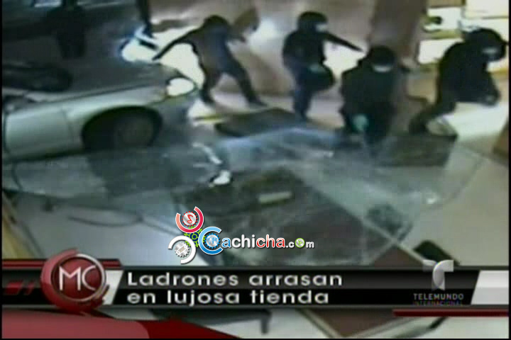 Asaltantes Chocan Tienda Para Llevarse Carteras Caras, Y Más ‘Vídeos Al Rojo Vivo’ #Video