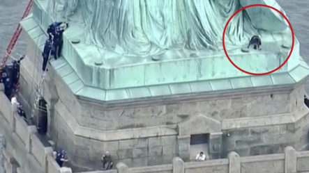 EN VIVO: Una Persona Está Tratando De Subir La Estatua De La Libertad En Nueva York