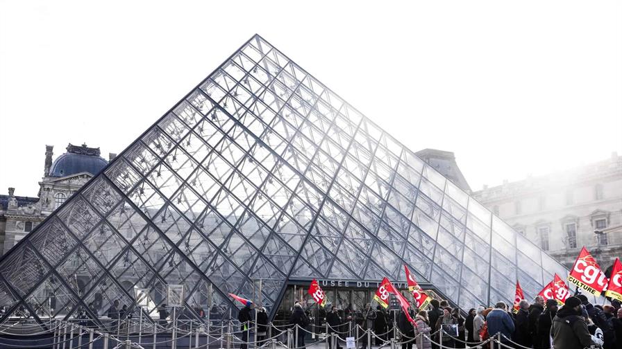  Museo Del Louvre: Fuga De Tubería Obliga Evacuaciones